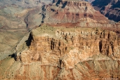 Vue aérienne des falaises abruptes du Grand Canyon