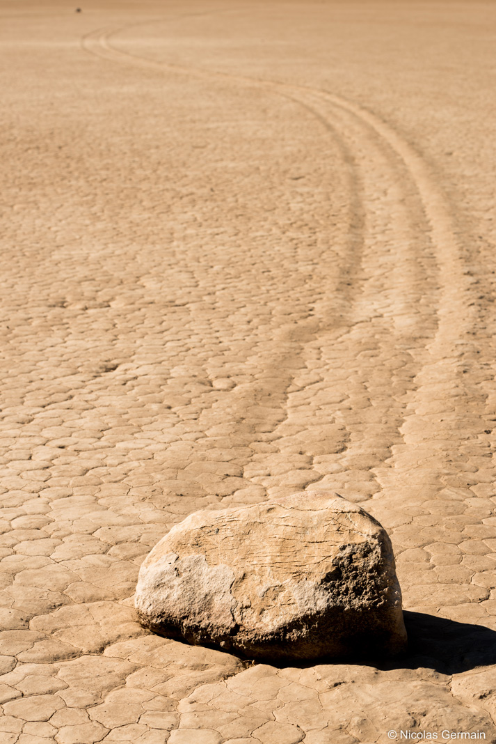 Une pierre et la marque qu'elle a laissée lors de son avancée dans The Racetrack, Death Valley