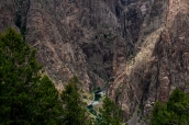 Les à-pics rocheux sont importants dans Black Canyon of the Gunnison, Colorado