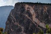 Les veines de la roche de Black Canyon of the Gunnison sont bien visibles à Painted Wall View