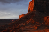 Au coucher du soleil, la roche de Monument Valley prend une teinte rouge écarlate