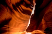 Un rayon du soleil vient illuminer Antelope Canyon, Arizona