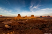 Mitten Buttes et Merrick Butte au coucher du soleil dans Monument Valley