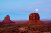 Pleine lune au coucher du soleil dans Monument Valley