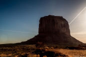 Merrick Butte et de nombreuses trainées d'avion dans le ciel, le matin à Monument Valley