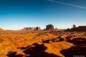 Vue sur la plaine vallonnée de Monument Valley et plusieurs buttes