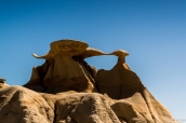 Bisou entre deux rochers de Bisti Wilderness, Nouveau-Mexique