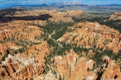 Vu de haut, on aperçoit bien un chemin de randonnée entre les hoodoos de Bryce Canyon