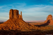 Coucher de soleil sur West Mitten Butte et son ombre portée sur East Mitten