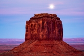 Coucher de soleil et pleine lune sur Merrick Butte dans Monument Valley