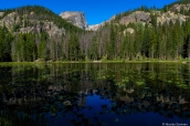 Hallett Peak vu de Nymph Lake dans Rocky Mountain National Park, Colorado