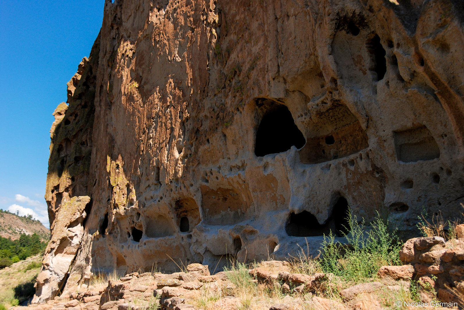 Habitations indiennes troglodytiques dans Bandelier National Monument, Nouveau-Mexique
