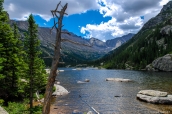 Mills Lake et vue sur Pagoda Mountain et Chiefs Head Mountain dans Rocky Mountain National Park, Colorado