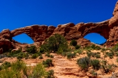 Deux arches du nom de The Windows dans Arches National Park, Utah