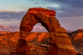 Delicate Arch au coucher du soleil dans Arches National Park, Utah