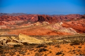 La route sillone au milieu des roches multicolores de Valley of Fire, Nevada