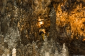 Un ranger en pleine exploration dans les grottes de Carlsbad Caverns, Nouveau-Mexique