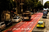Cable Car remontant une rue très pentue de San Francisco