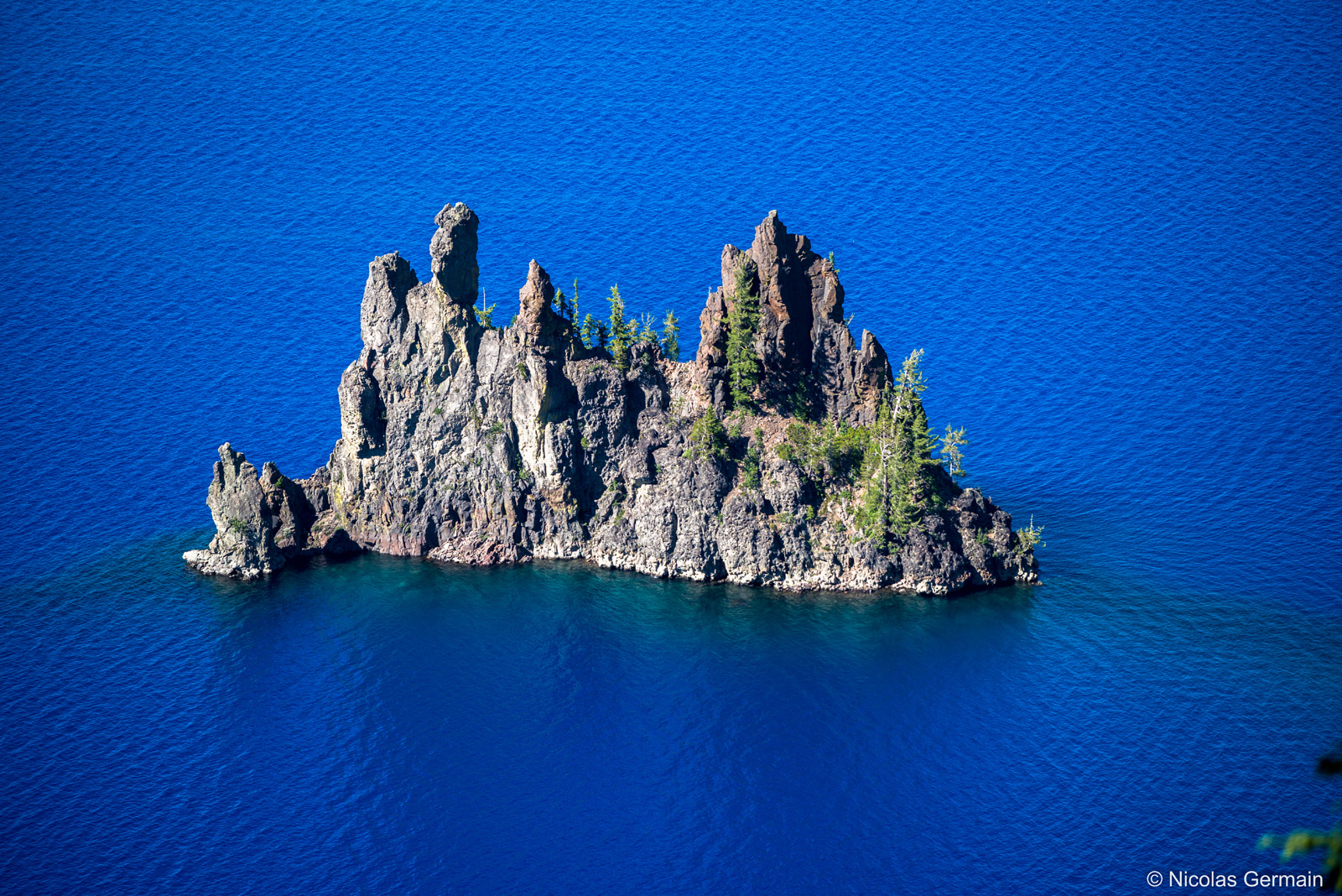 Phantom Ship et les eaux bleues de Crater Lake, Oregon