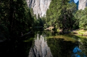 Falaise de granite se reflétant dans l'eau dans Yosemite National Park, Californie