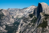 L'impressionnant Half Dome domine la vallée de Yosemite National Park, Californie