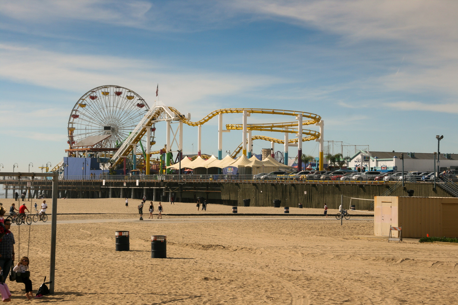 Grande roue et montagnes russes à côté de Santa Monica Beach, Los Angeles