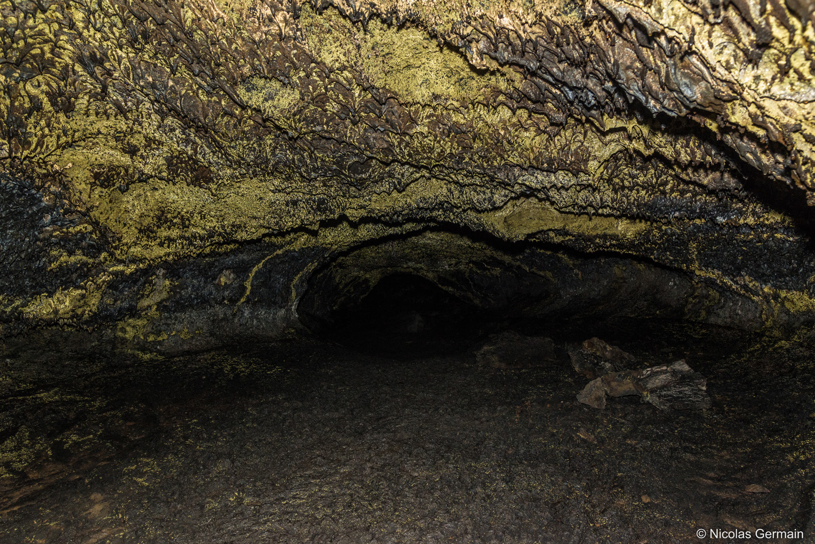 Plafond doré de Golden Dome Cave dans Lava Beds, Californie