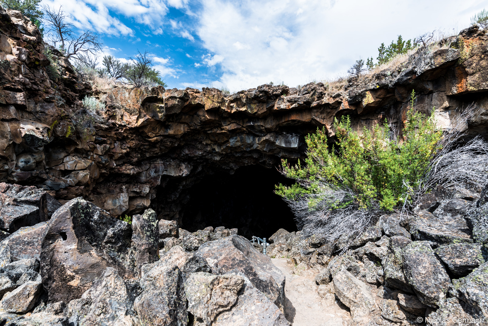 Entrée d'une cave ou tube de Lava Beds, Californie