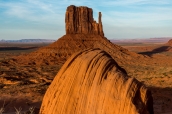 Coucher de soleil sur West Mitten Butte dans Monument Valley