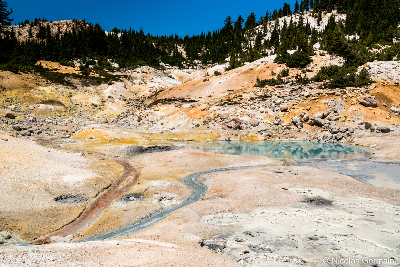 Roches colorées par le soufre et phénomènes géothermiques à Bumpass Hell, Lassen Volcanic National Park