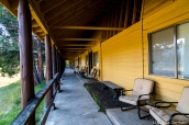 Extérieur menant aux chambres de Lassen Mineral Lodge près de Lassen Volcanic National Park, Californie