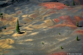 Painted Dunes, dunes colorées et arides vues de Cinder Cone dans Lassen Volcanic National Park, Californie