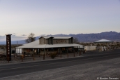Vue d'ensemble de la supérette et la station essence du Stovepipe Wells, au coeur de la Vallée de la Mort, Californie