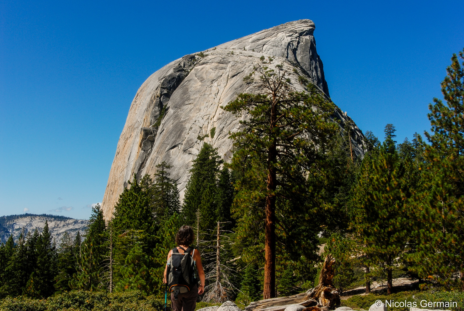 Christelle devant l'imposant Half Dome, Yosemite National Park