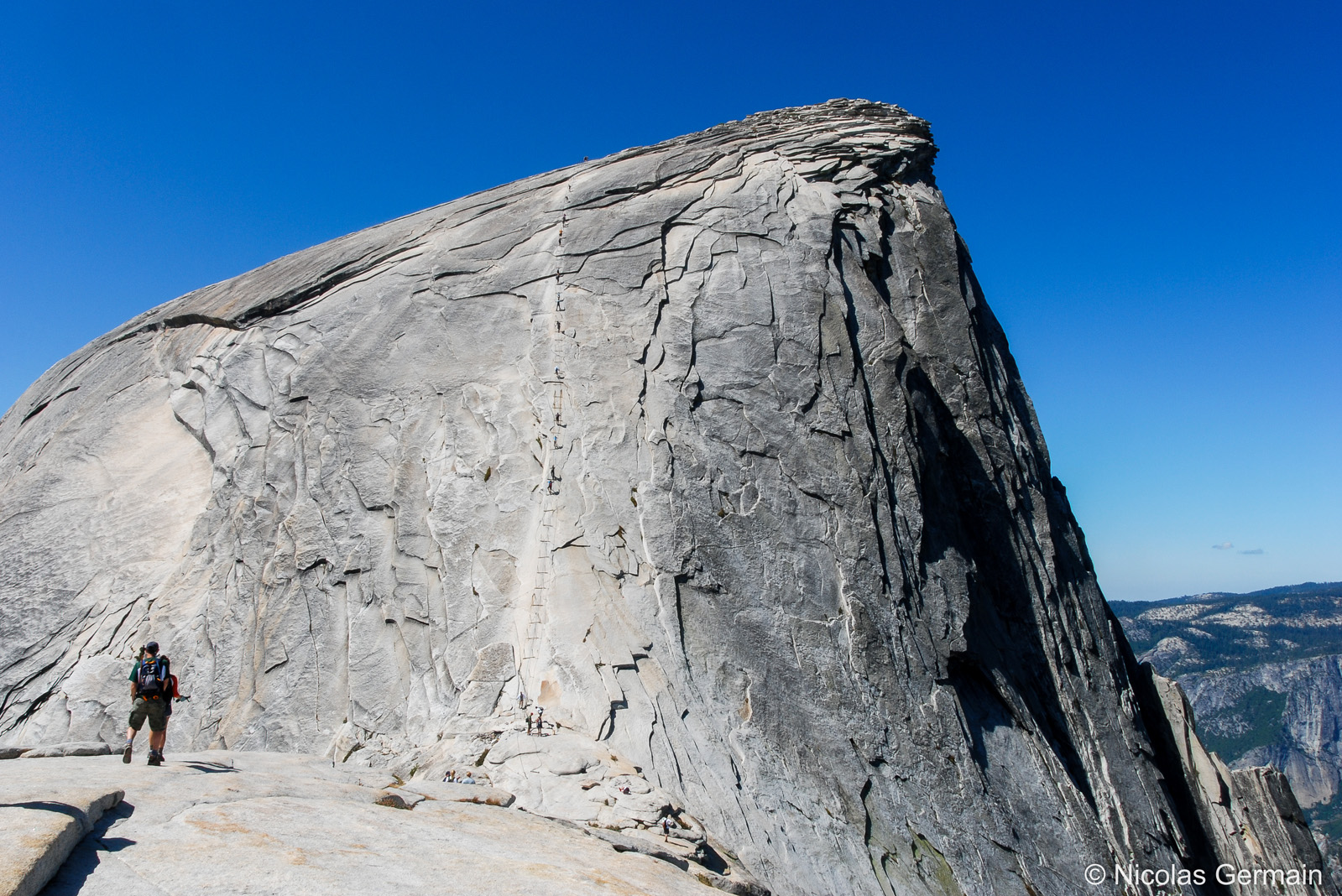 Des randonneurs s'attaquent à la montée finale vers le sommet du Half Dome de Yosemite, Californie