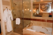 Douche et baignoire d'une salle de bain dans une chambre du Venetian de Las Vegas