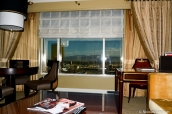 Salon d'une chambre du Venetian de Las Vegas avec vue sur les montagnes