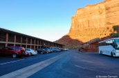 Vue sur le parking et un bâtiment du Goulding's Lodge à Monument Valley