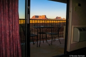 Balcon et vue sur Monument Valley d'une chambre du Goulding's Lodge