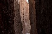 Entre les falaises de Moon Caves à Cathedral Gorge State Park, Nevada
