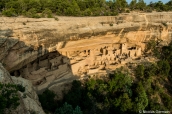 Cliff Palace au coucher du soleil pendant une visite guidée, Mesa Verde