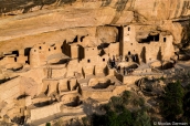 Un ranger fait la visite guidée de Cliff Palace au coucher du soleil dans Mesa Verde National Park