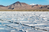 La surface de sel est bien visible malgré les fortes pluies à Bonneville Salt Flats, Utah