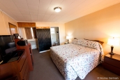 Une chambre avec lit king size au motel Circle D d'Escalante, Utah