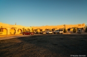 Vue extérieure du motel Dine Inn de Tuba City, en plein coeur de la Nation Navajo dans le nord de l'Arizona