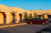 Bâtiment et entrée des chambres du motel Dine Inn de Tuba City, Arizona
