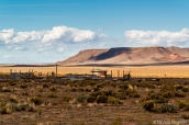 Enclos et ranch visiblement abandonné le long de la piste menant à Tatahatso, avec Shinumo Altar en arrière plan