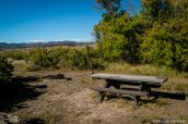 Table de pique-nique et barbecue d'un emplacement de Rainbow Park Campground, Dinosaur