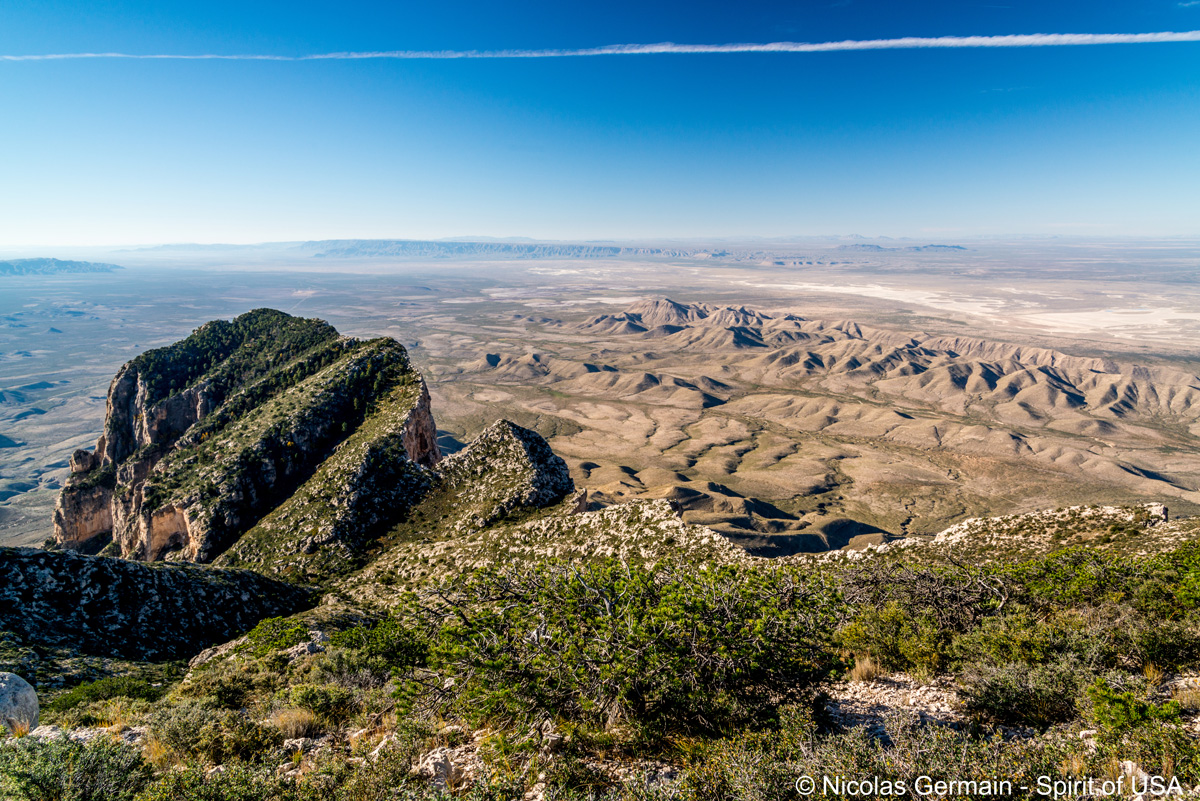 Panorama sur les étendues de l'ouest du Texas avec El Capitan au premier plan vus du sommet de Guadalupe Peak, Guadalupe Mountains