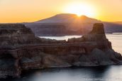 Gunsight Butte et Navajo Mountain vus d'Alstrom Point au lever du soleil